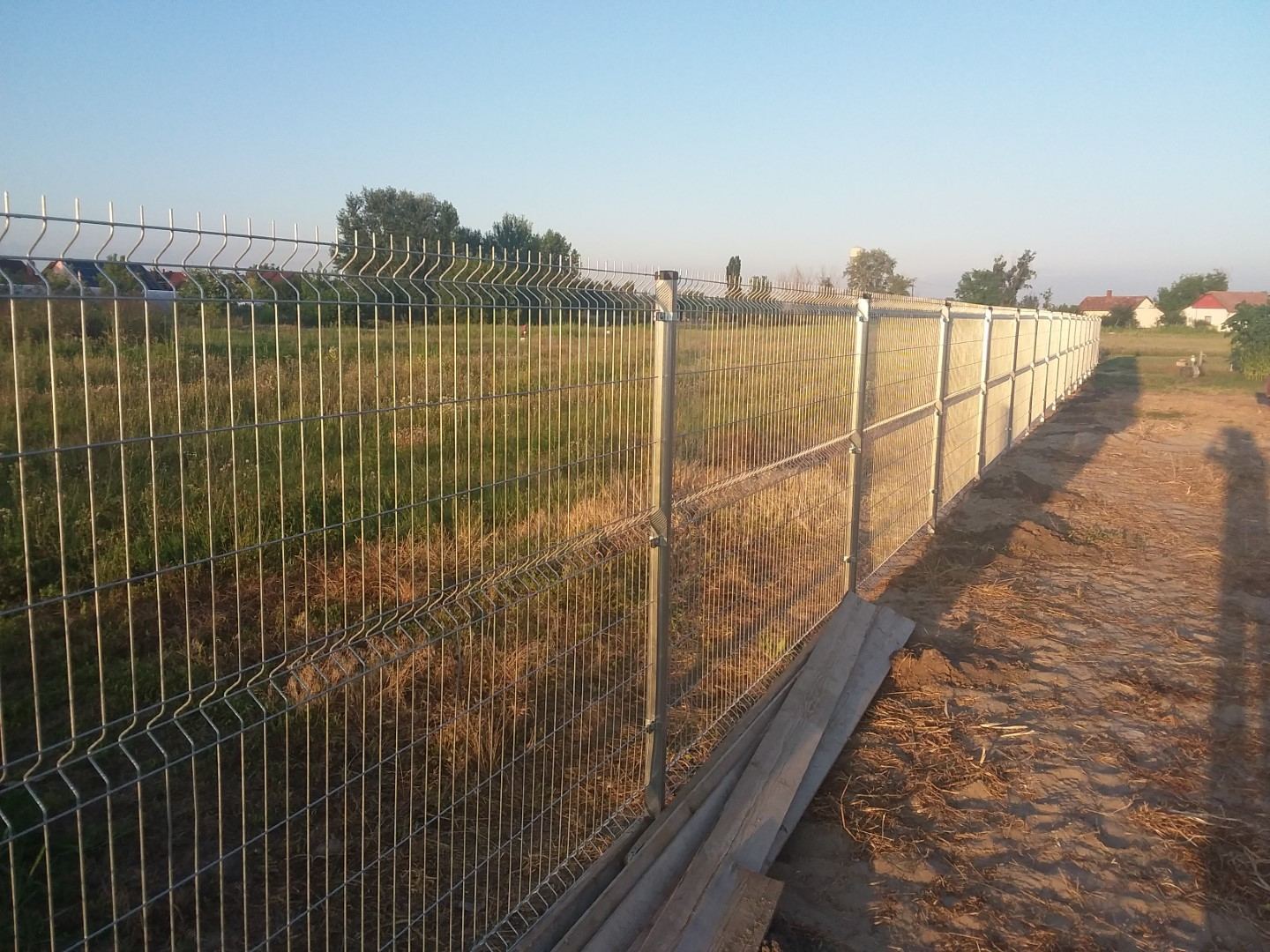 Frissen telepített 3D kerítés Szeged környéki külterületi telken