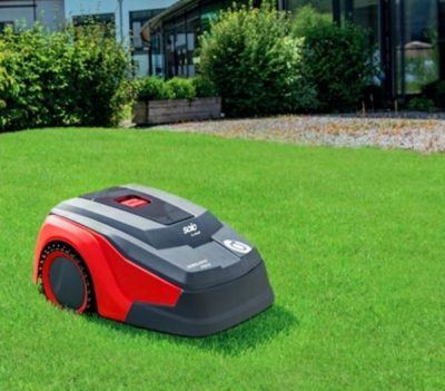 Automata robotfűnyíró gondozott zöld gyepen